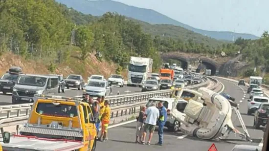 Brodica se prevrnula na A1, na cesti nastalo zastoj: 'Mogući su zastoji'