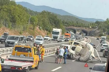 Brodica se prevrnula na A1, na cesti nastalo zastoj: 'Mogući su zastoji'