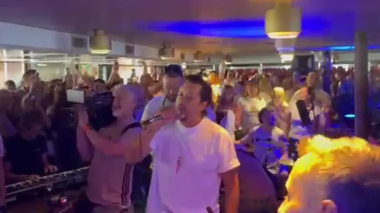 Počela je glazbena plovidba u čast Oliveru: Stotine ljudi uglas pjevaju njegove bezvremenske hitove
