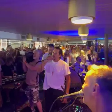Počela je glazbena plovidba u čast Oliveru: Stotine ljudi uglas pjevaju njegove bezvremenske hitove