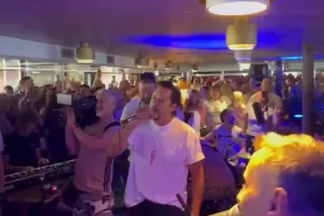 Počela je glazbena plovidba u čast Oliveru: Stotine ljudi uglas pjevaju njegove bezvremenske hitove