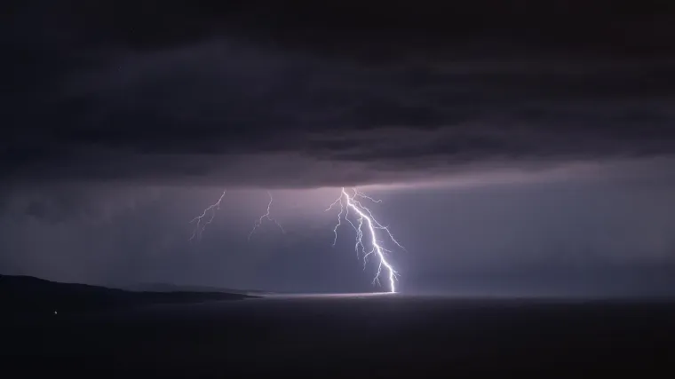 Na snazi upozorenje, meteorolog otkrio &scaron;to nas čeka noćas: 'Moguća tuča i poneka pijavica'