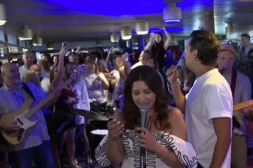 Ni nevrijeme ne može pokvariti atmosferu: Na ovom trajektu pjesma živi i dalje, pogledajte!