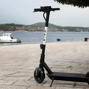 Maloljetnice kod Zadra pale s e-romobila, liječnici se jednoj bore za život