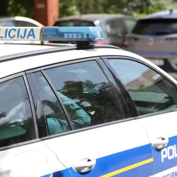 Devetorica se potukla u trgovini pa nastavila na ulici: Pogledajte zbog čega