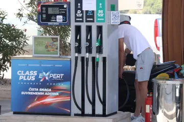 Hrvati zgroženi cijenama goriva: 'Nama ni&scaron;ta nije skupo, to dokazuju prosvjedi kojih nema'
