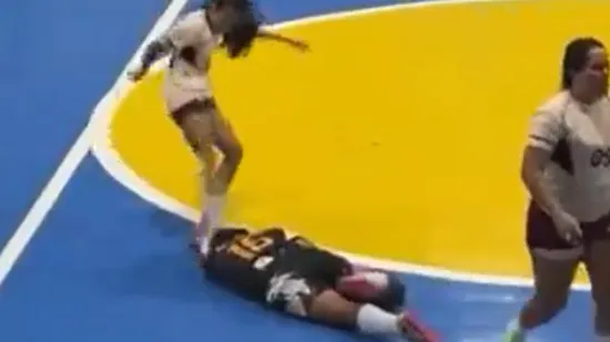 Brazilki se pomračio um, nogom udarala protivnicu dok je ležala na podu: Snimka obilazi svijet