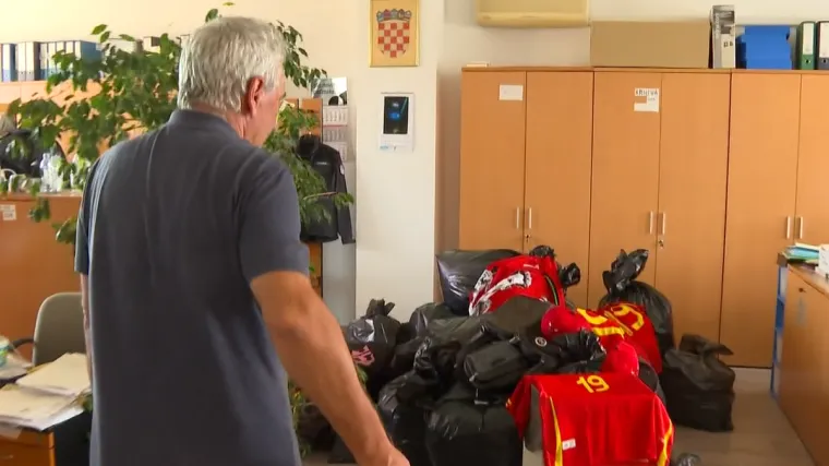 Crne vreće pune robe! Oduzeto je gotovo 5000 lažnjaka, pazite &scaron;to smo zatekli u Carini