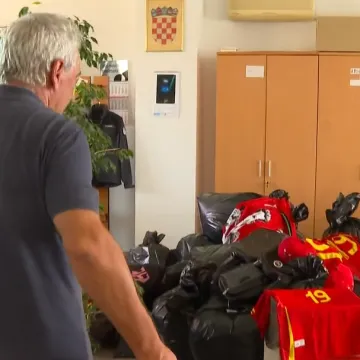 Crne vreće pune robe! Oduzeto je gotovo 5000 lažnjaka, pazite &scaron;to smo zatekli u Carini