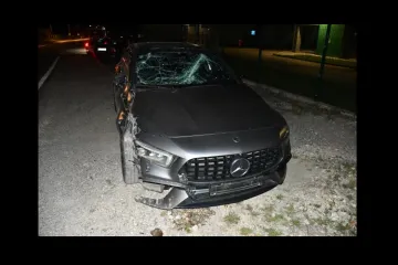 Mercedesom pokupio stupiće i znakove pa sletio u kanal. Policija objavila koliko je napuhao