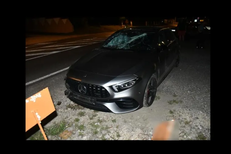 Mercedesom pokupio stupiće i znakove pa sletio u kanal. Policija objavila koliko je napuhao