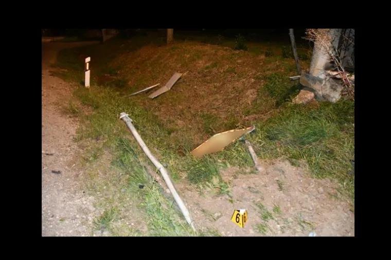 Mercedesom pokupio stupiće i znakove pa sletio u kanal. Policija objavila koliko je napuhao