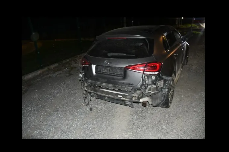 Mercedesom pokupio stupiće i znakove pa sletio u kanal. Policija objavila koliko je napuhao