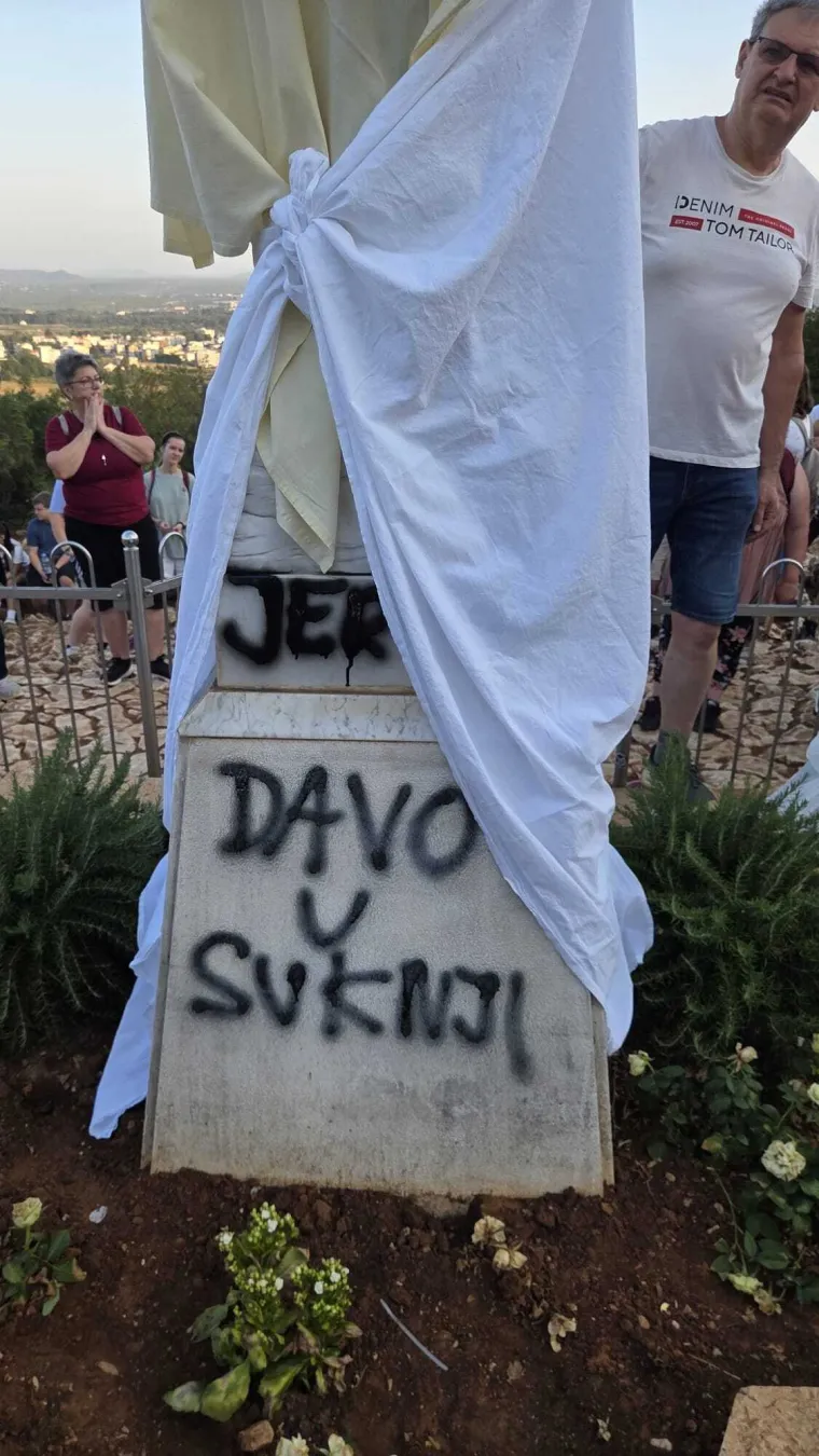 Užas u Međugorju: I&scaron;arani kipovi Gospe, osvanule skandalozne poruke! Zapaljen i vanjski oltar
