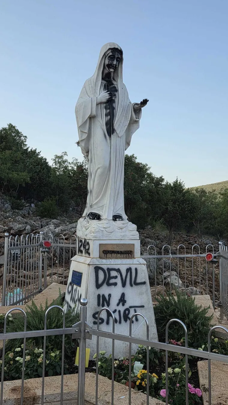 Užas u Međugorju: I&scaron;arani kipovi Gospe, osvanule skandalozne poruke! Zapaljen i vanjski oltar