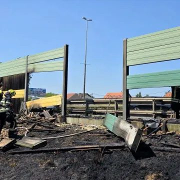Drama kod Lučkog: Vatra zahvatila automobil i bukobran uz autocestu, požar se brzo &scaron;irio