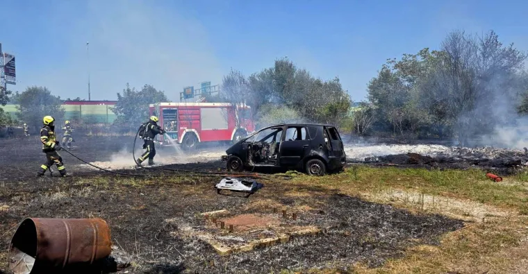 Drama kod Lučkog: Vatra zahvatila automobil i bukobran uz autocestu, požar se brzo &scaron;irio
