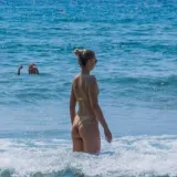 Sunce, badići i čista uživancija: Pogledajte kako su ljepotice okupirale plažu na Korčuli
