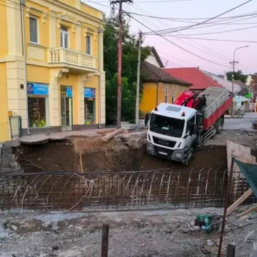 Uru&scaron;ila se konstrukcija na gradili&scaron;tu mosta: Kamion ostao visjeti iznad strmine