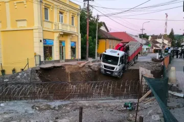 Uru&scaron;ila se konstrukcija na gradili&scaron;tu mosta: Kamion ostao visjeti iznad strmine
