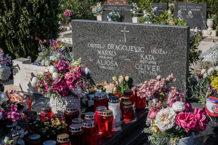 Emotivni prizori u Veloj Luci: Položeni vijenci na Oliverov grob, zasvirao bend Ante Gele
