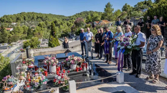Emotivni prizori u Veloj Luci: Položeni vijenci na Oliverov grob, zasvirao bend Ante Gele