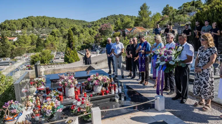 Emotivni prizori u Veloj Luci: Položeni vijenci na Oliverov grob, zasvirao bend Ante Gele