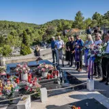Emotivni prizori u Veloj Luci: Položeni vijenci na Oliverov grob, zasvirao bend Ante Gele