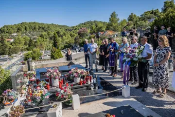 Emotivni prizori u Veloj Luci: Položeni vijenci na Oliverov grob, zasvirao bend Ante Gele