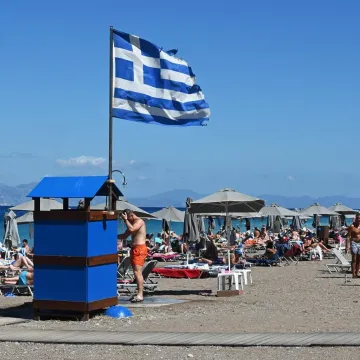 Mu&scaron;karac uočio sumnjiv predmet uz obalu: Odmah su zatvorili pje&scaron;čanu plažu!