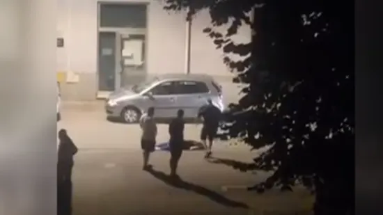 Maloljetnik koji je brutalno pretukao mu&scaron;karca u Slavonskom Brodu doveden na sud