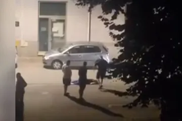 Maloljetnik koji je brutalno pretukao mu&scaron;karca u Slavonskom Brodu doveden na sud