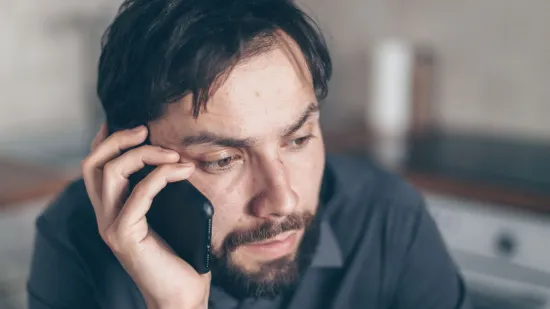 Prvi dan na poslu dobio je otkaz telefonskim razgovorom dugim 47 sekundi. Sada traži od&scaron;tetu