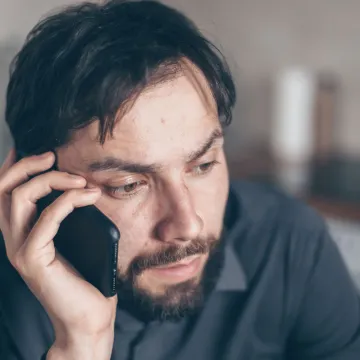 Prvi dan na poslu dobio je otkaz telefonskim razgovorom dugim 47 sekundi. Sada traži od&scaron;tetu