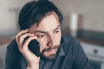 Prvi dan na poslu dobio je otkaz telefonskim razgovorom dugim 47 sekundi. Sada traži od&scaron;tetu