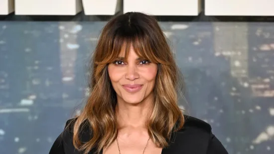 Halle Berry u čipkastom bikiniju pokazala zavidnu figuru i romantične trenutke sa zaručnikom