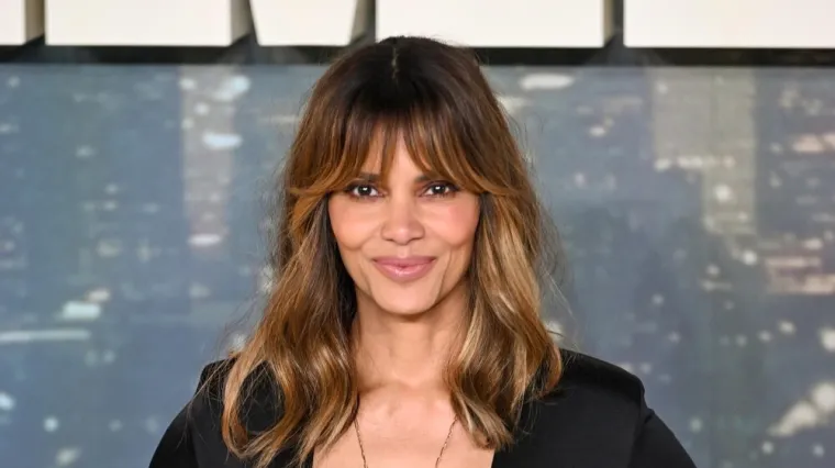 Halle Berry u čipkastom bikiniju pokazala zavidnu figuru i romantične trenutke sa zaručnikom