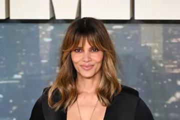 Halle Berry u čipkastom bikiniju pokazala zavidnu figuru i romantične trenutke sa zaručnikom