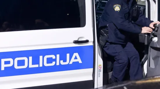 Maloljetnik koji je slao lažne dojave o bombama optužen za terorizam