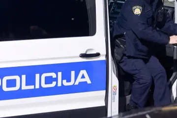 Maloljetnik koji je slao lažne dojave o bombama optužen za terorizam