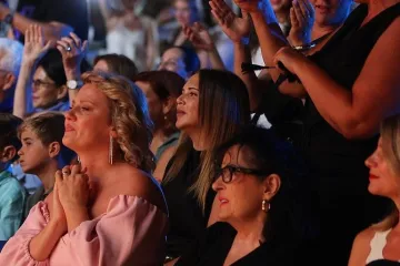 Mnogi su je primijetili u Veloj Luci: Thompsonova Sandra sjedila odmah iza Oliverove obitelji