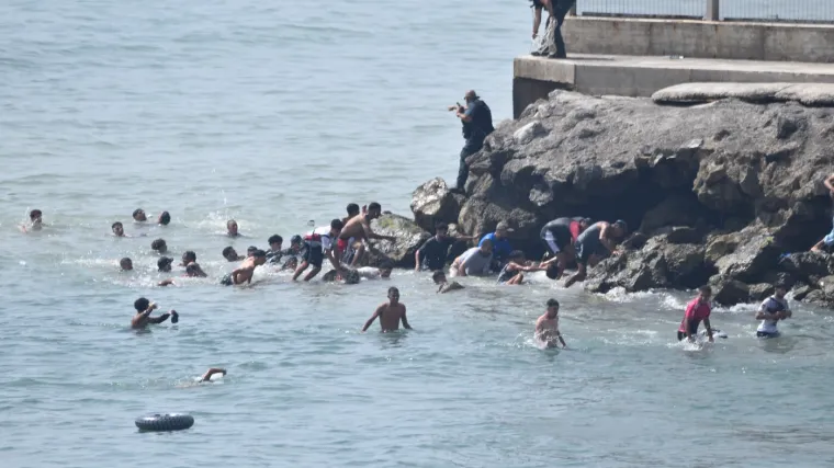 Drama na granici: Tisuće migranata masovno ulazi s mora, &scaron;ire se snimke