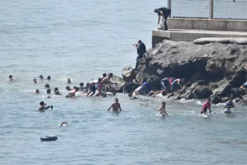 Drama na granici: Tisuće migranata masovno ulazi s mora, &scaron;ire se snimke