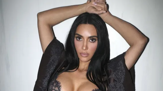 Kim Kardashian obožava pozirati polugola i pokazivati obline: Ma tko joj može odoljeti?