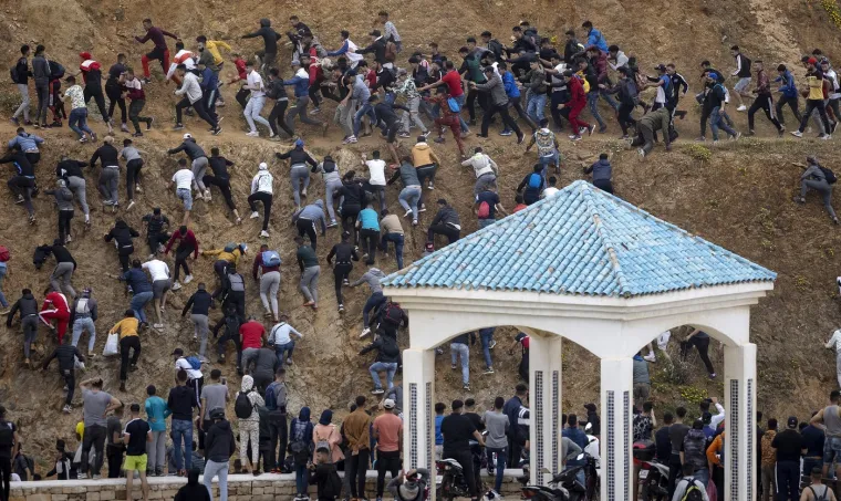 Kaos u Ceuti: Marokanci tjerali migrante vodenim topovima, vojska na ulicama, kreću deportacije?