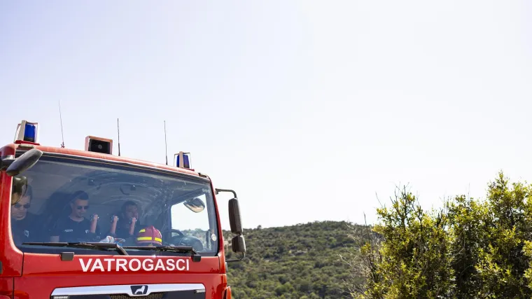 Požar na odlagali&scaron;tu komunalnog otpada na Braču i dalje aktivan, kod Dalja ozlijeđena osoba