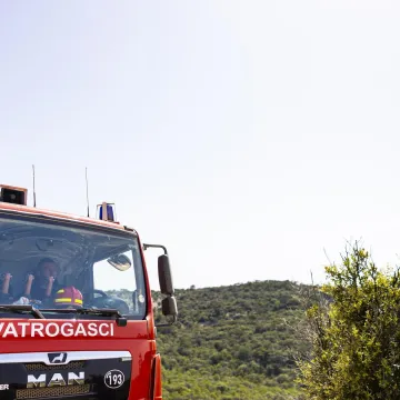 Požar na odlagali&scaron;tu komunalnog otpada na Braču i dalje aktivan, kod Dalja ozlijeđena osoba
