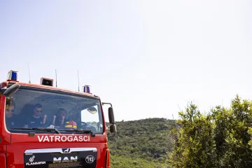 Požar na odlagali&scaron;tu komunalnog otpada na Braču i dalje aktivan, kod Dalja ozlijeđena osoba