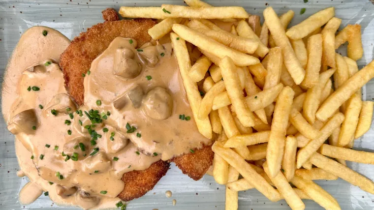 Te&scaron;ko mu je odoljeti: Recept za pohani pileći odrezak koji svi žele probati