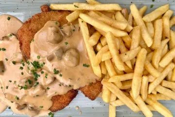 Te&scaron;ko mu je odoljeti: Recept za pohani pileći odrezak koji svi žele probati
